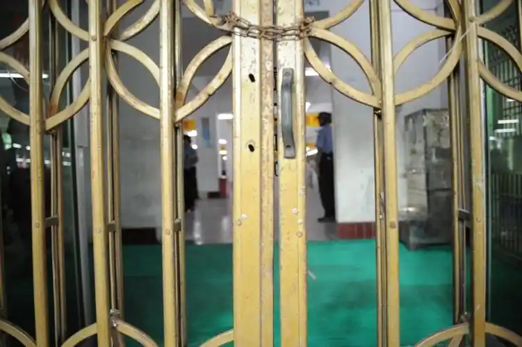 旧铁窗歌词(一首老歌铁窗泪)