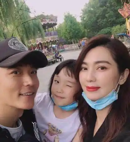 曝光,客厅大到空旷装修暴露品味,辞职后生活仍潇洒_张丹峰_洪欣_近况