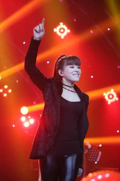 贝贝央视首唱新歌《young rock star》点燃全场 - 中国日报网