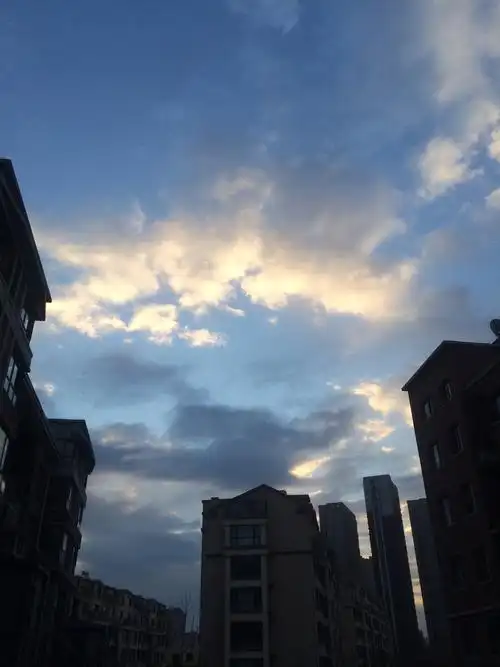 早晨六点多走出家门,天空云彩密布.