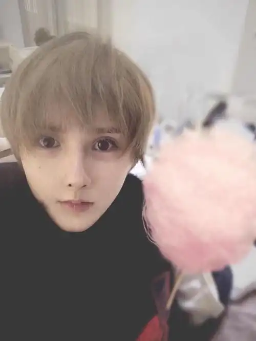 非主流,她的刺青还在,画着烟熏妆大红唇的时候,特别像当年那个ck沉珂