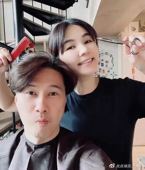 陈嘉桦夫妻俩在照片中心情大好,对着镜头瞪大眼睛做出各种搞怪卖萌