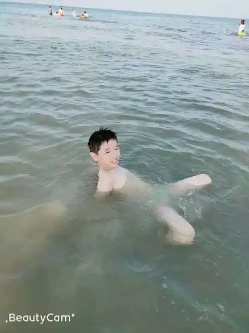 我在下海游泳之前,我把衣服裤子都脱了,只剩下一条短裤.