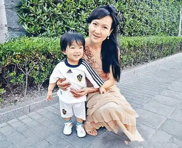 陈美琪近照,曾因不能生育被关之琳嘲笑,今与老公收养孩子很幸福