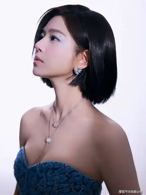 【陈妍希高清写真壁纸】蓝色花卉刺绣抹胸裙,性感迷人,国剧盛典_裙子_