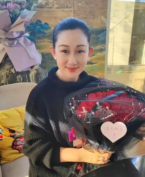 赵文卓真有福气!娶了个"女干部"回家,一身周正打扮看了都心安