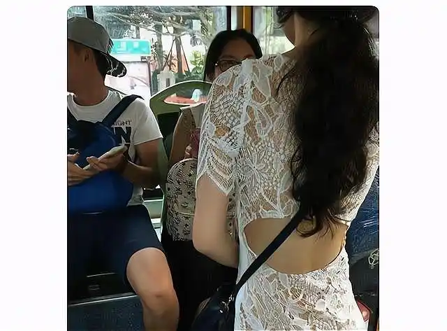 妹子你心真大啊,穿这么透的衣服坐公交,搞得车上的人不淡定了|滑板
