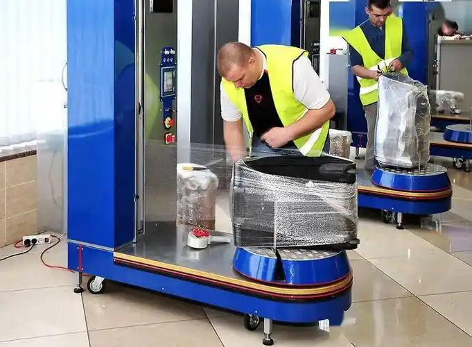 这些机器每年共包装近200万件行李,负责用保鲜膜将它们包裹成木乃伊.