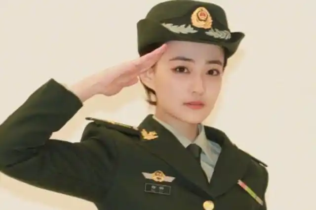 军装,进入了娱乐圈成为了一名演员,至今徐璐的演艺生涯已经超过10年之