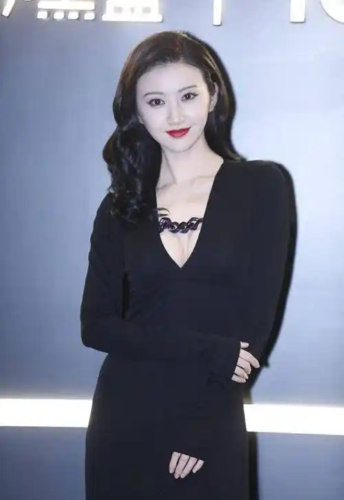 景甜身材好的明显,穿黑色大v领长裙,没啥装饰看着也有立体感_时尚