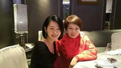 小s晒和婆婆温馨合影 大赞其似少女超万能