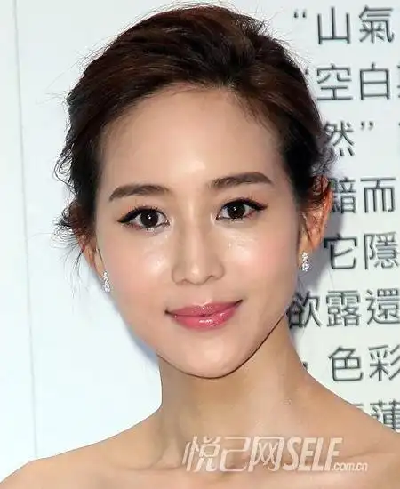 女星示范夏日清爽露额发型