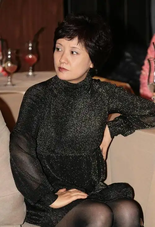 邓婕的颜值真不错,紫色眼影也能驾驭,穿黑裙越看越高级