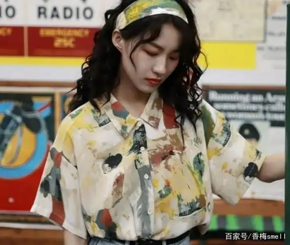 港风元素衬衫这么穿,女生也变得帅气满满,适合bf风穿搭