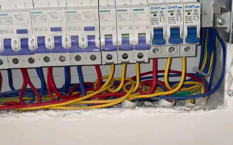 配电箱安装接线方法哪种才比较合理,看看这个配置好不好.