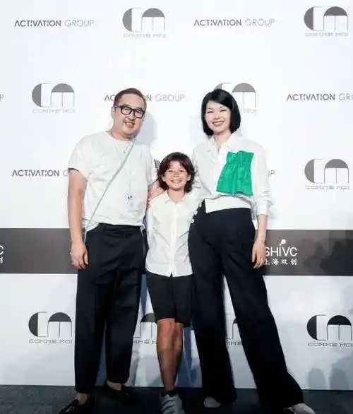 她是世界"第一丑模",嫁法国丈夫基因逆转,7岁儿子像混血王子_吕燕吧