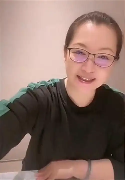 赵本山公司违法注销传已被捕入狱,妻子马丽娟晒照辟谣_腾讯新闻