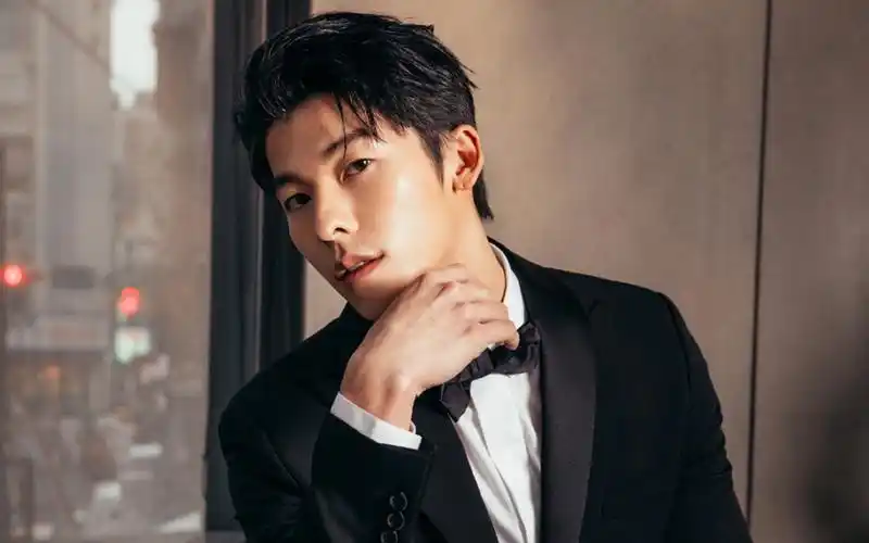 许光汉雅痞帅气写真桌面壁纸