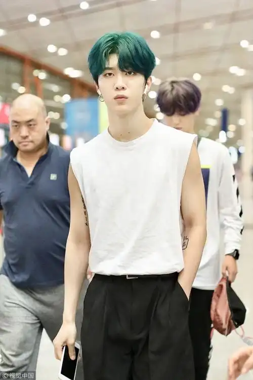 漫画走出来的?范丞丞"头顶绿"暴瘦似纸片人 斜眼睥睨镜头超屌