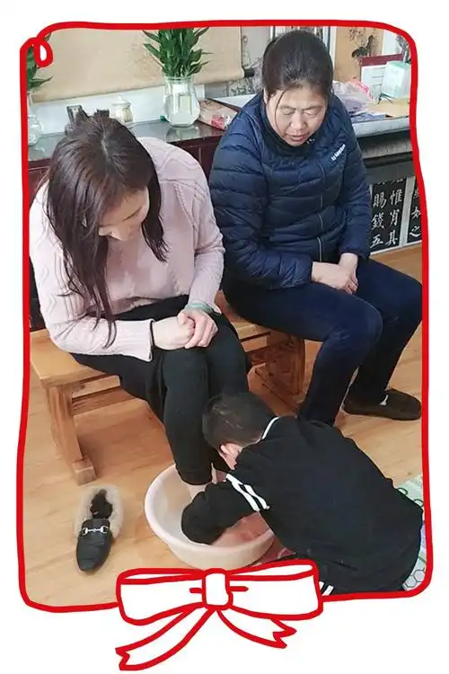 给妈妈洗脚!是您给了我生命,感恩您的生育,养育之恩.