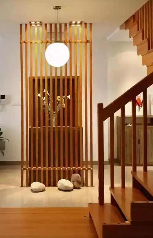 其实一进门就有堵墙是最漂亮的,就是给你留的玄关位置.