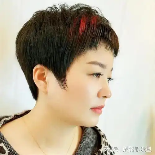 稳重大气又不会太过张扬,特别适合四五十岁的女人,而且这款发型也是