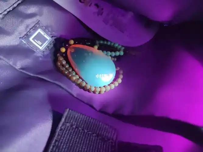 商家说是血珀,我感觉像是金棕珀,但是看不到流淌纹,紫光灯下也没看到.