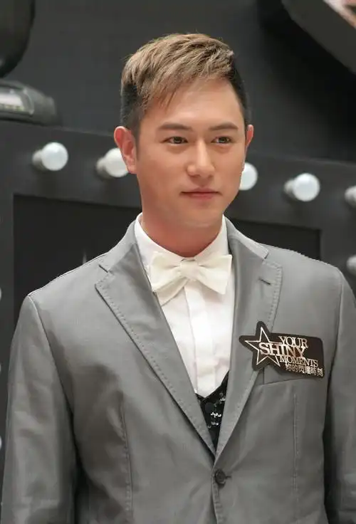 陈键锋叙旧廖碧儿罕露脸留胡渣中年味十足重拾学业后深居简出