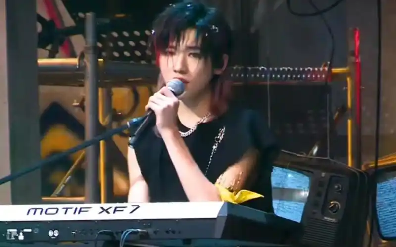 完颜主唱宋亚轩 《作为怪物》燃炸现场 又帅又飒又酷又觉得莫名可爱是