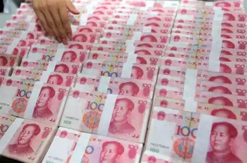 中了500万,在领奖台上表情很从容,记者上台采访:你准备怎么花这些钱