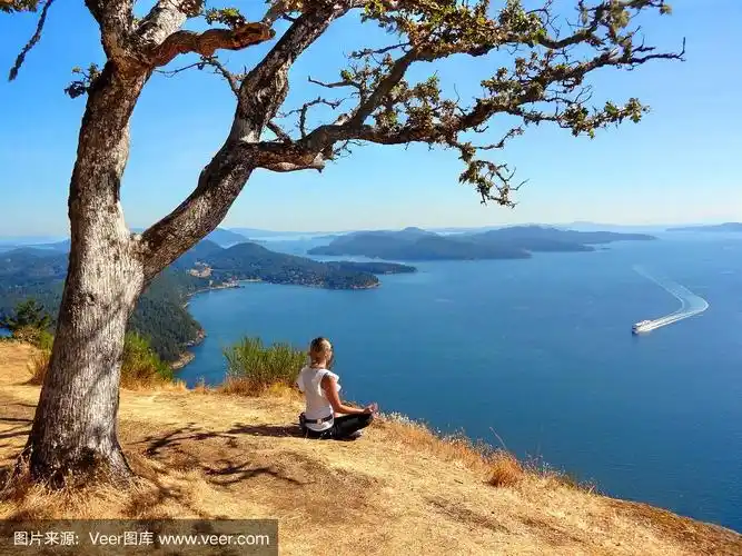 年轻女子在大自然中冥想