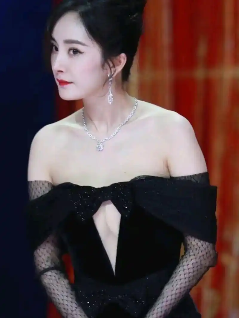 杨幂……这好身材一览无遗,那颗痣好美#娱乐最前沿