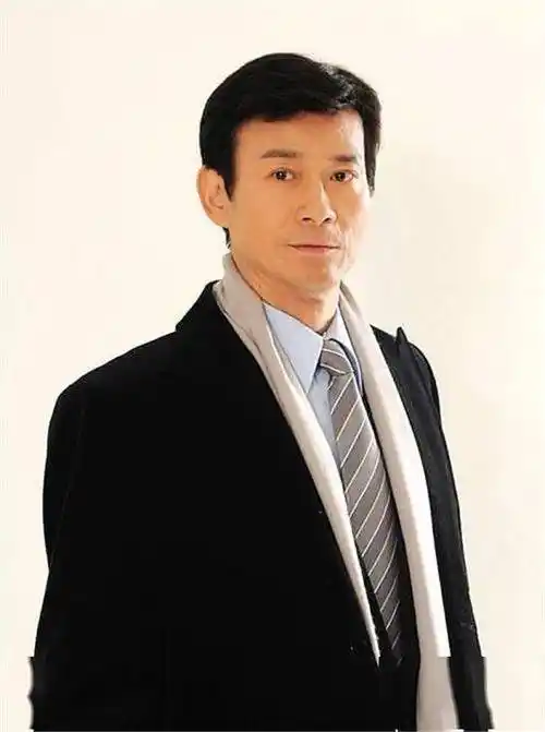 郑少秋戴假发不像75岁,摘掉后秃头,发少像个老头_气质_造型_绅士