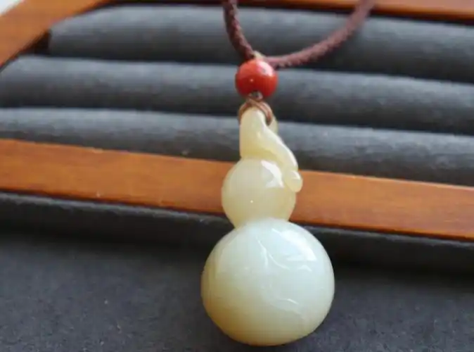 和田玉且末料糖白羊脂玉葫芦吊坠