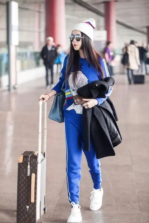 减龄穿搭还得看范冰冰一身校服穿出校花模样又瘦又高真美