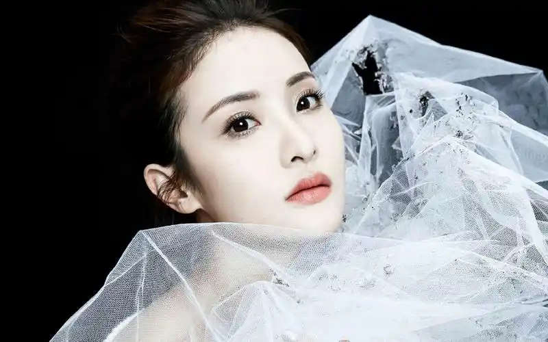 分享一组美女明星赖雨濛性感写真图片壁纸给大家,赖雨濛成熟妩媚,性感