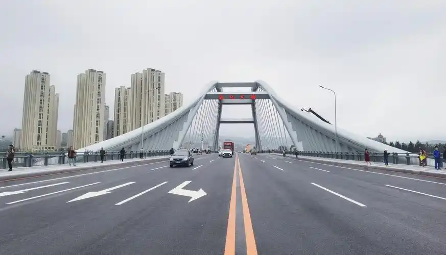 作为连接通化市江东和江北两个区域的重要纽带,建于1985年的江北大