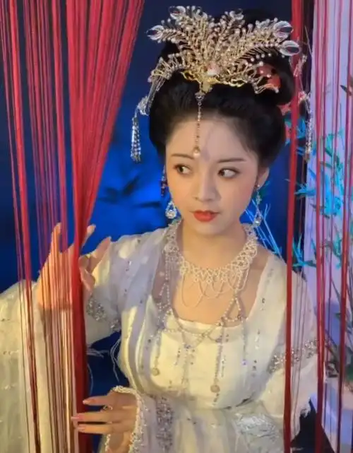 网红穿古装模仿"女儿国国王",网友:让你模仿,没有让你超越