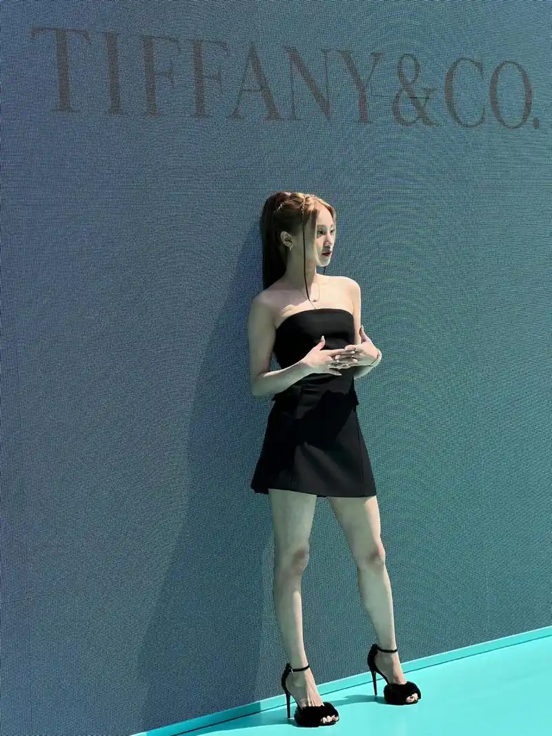 宋雨琦成都太古里活动,高马尾一字带高跟小黑裙造型非常亮眼