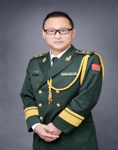 柏林艺术经历柏林,中共党员,毕业于河北师范大学音乐系;曾在武警河北