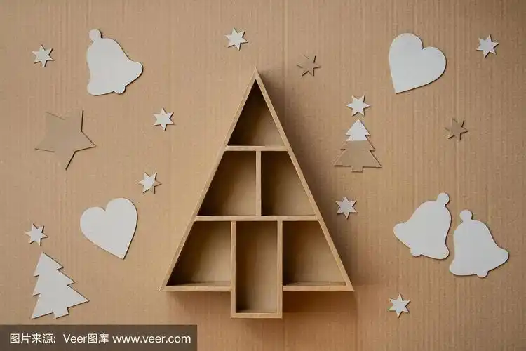 圣诞树形状的礼品盒和装饰品,以硬纸板为背景