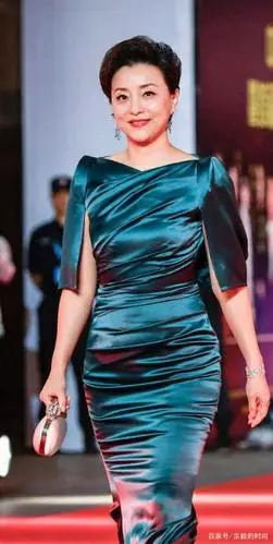 杨澜真是"不老女神",一袭浅蓝色连衣裙凹凸有致,时髦又大气