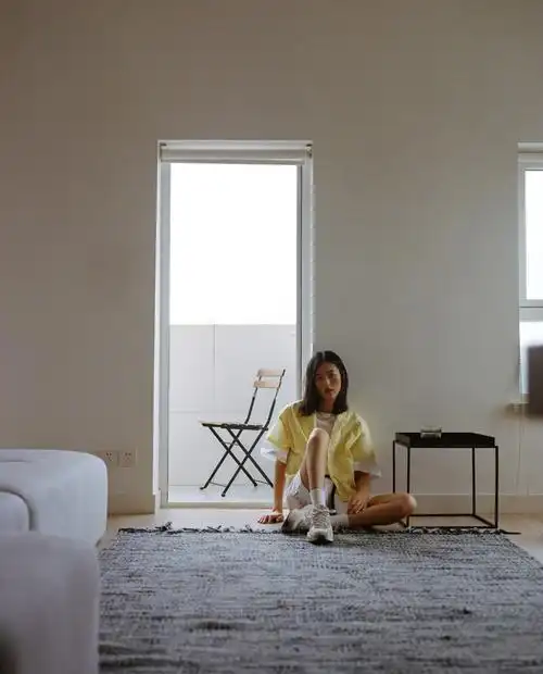 刘雯最新居家写真曝光撩衣秀马甲线长腿瞩目