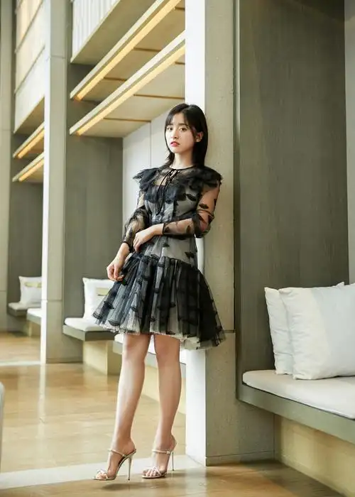 沈月终于开窍,一袭薄纱裙太显瘦,未修图160cm也能穿出170cm效果