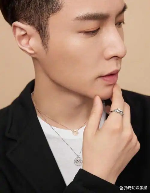 张艺兴现身医院,身体状况引人关注,他的未来将如何?