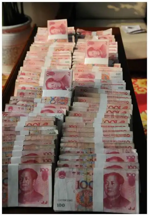 拾荒老人捡到一个钱包后归还失主,失主竟给老人50万作为酬谢