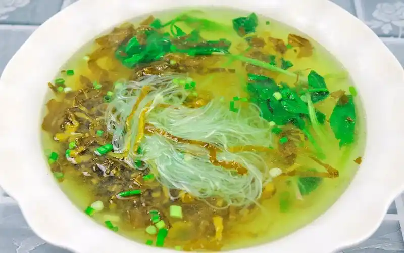 大厨分享"酸菜粉丝汤"的家常做法,酸爽过瘾又开胃,让你一看就会做!