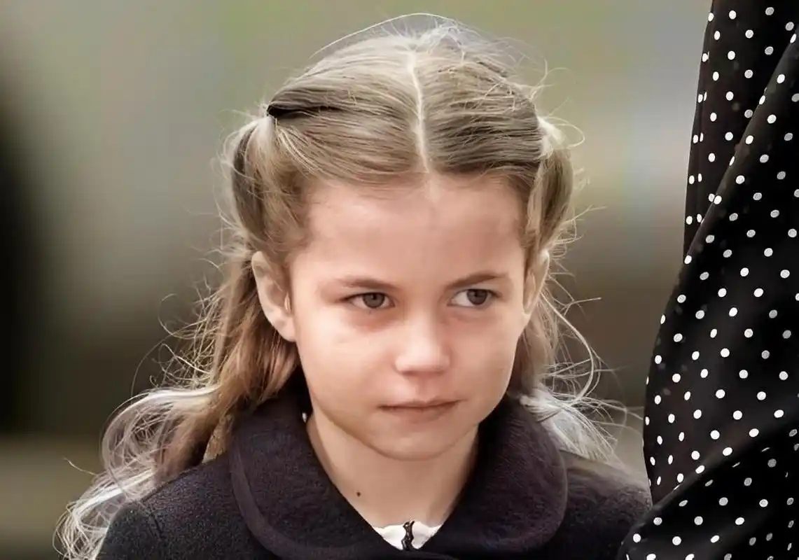 这是英国伊丽莎白女王小时候的照片.真的是从小美到大,时尚一辈子!