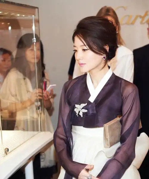 【李英爱】【活动】4月25日 韩服参加在香港的卡地亚珠宝腕表品牌展活