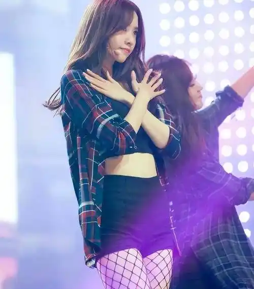 牛仔短裤搭配渔网丝袜,林允儿的迷人舞姿,网友:太完美_女神_气质_时尚